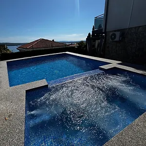 Apartment Blazevic, Heated Pool&jacuzzi, Dramalj